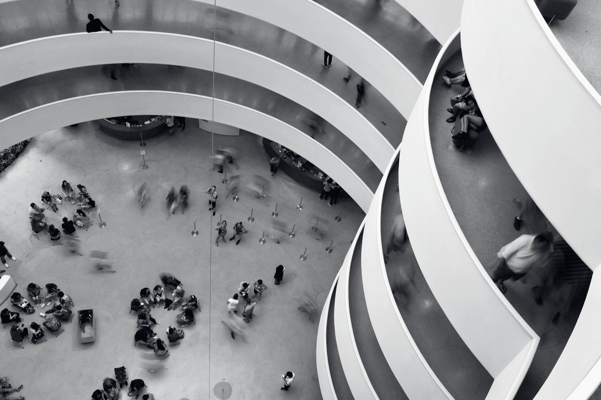 Guggenheim, New York, vu d'en haut : la rampe en spirale et le sol en bas