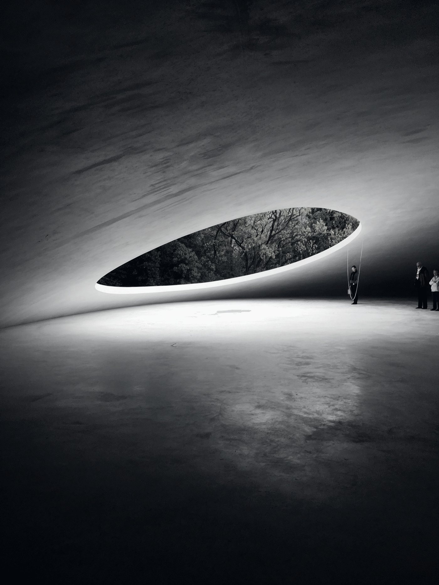 Teshima Art Museum : une coque de béton percée d'une seule ouverture ovale