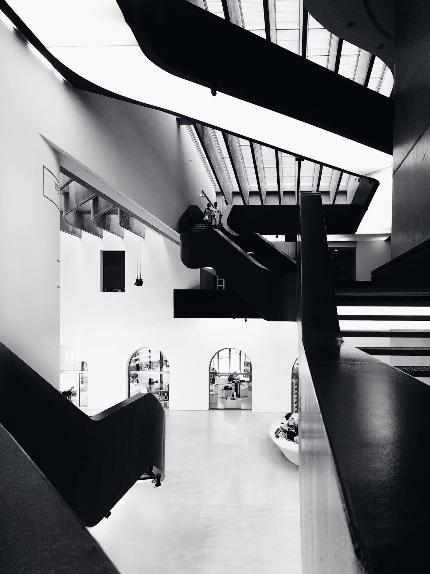 MAXXI, Rome : des escaliers noirs traversent un hall blanc