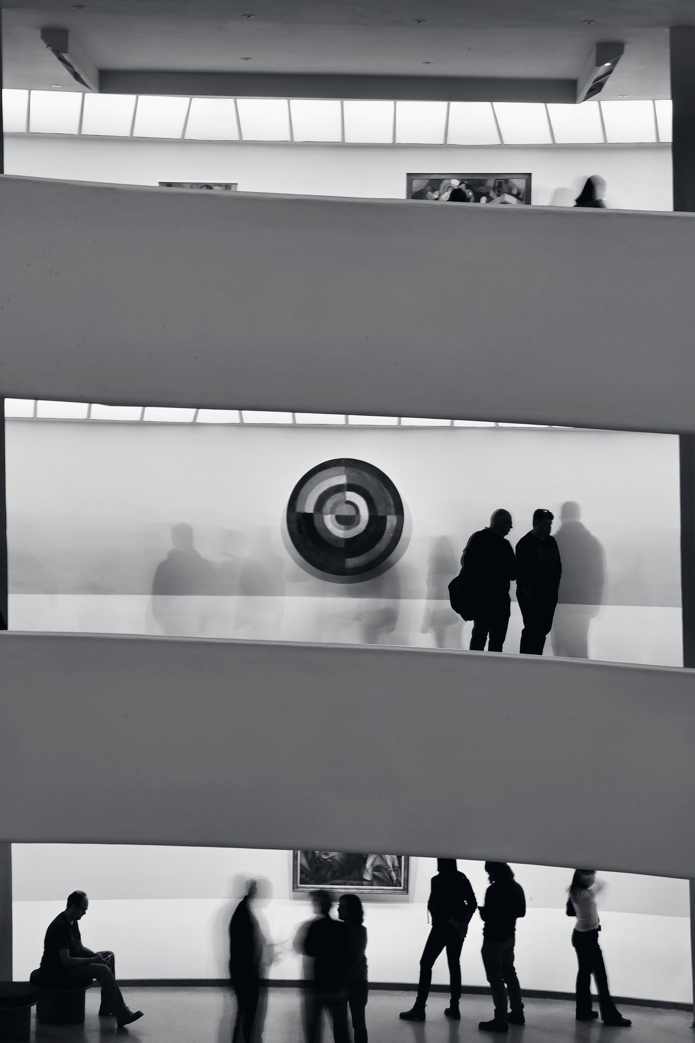Guggenheim, New York : des visiteurs en silhouette sur la rampe