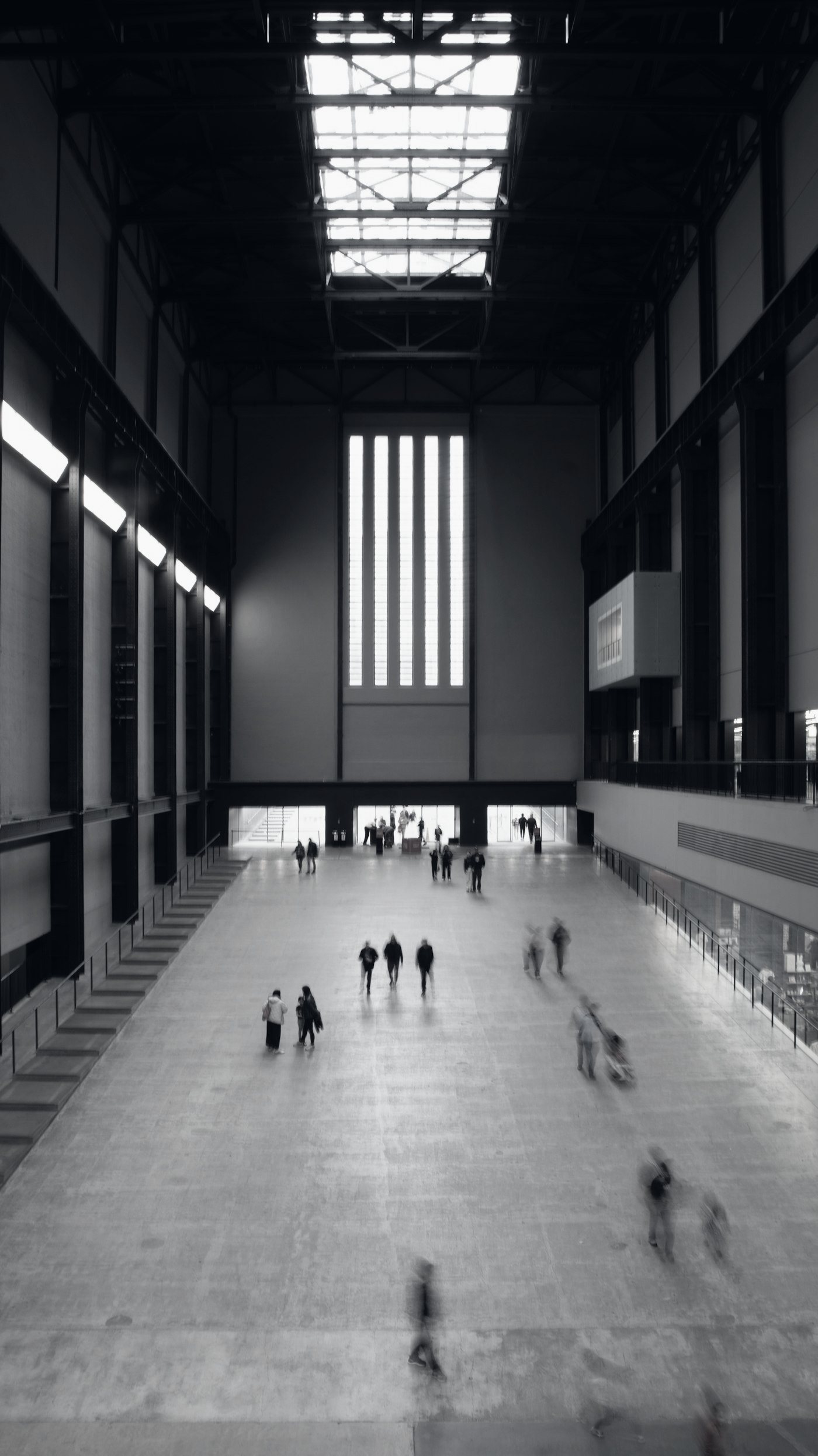 Turbine Hall, Tate Modern : des passants traversent un long sol de béton