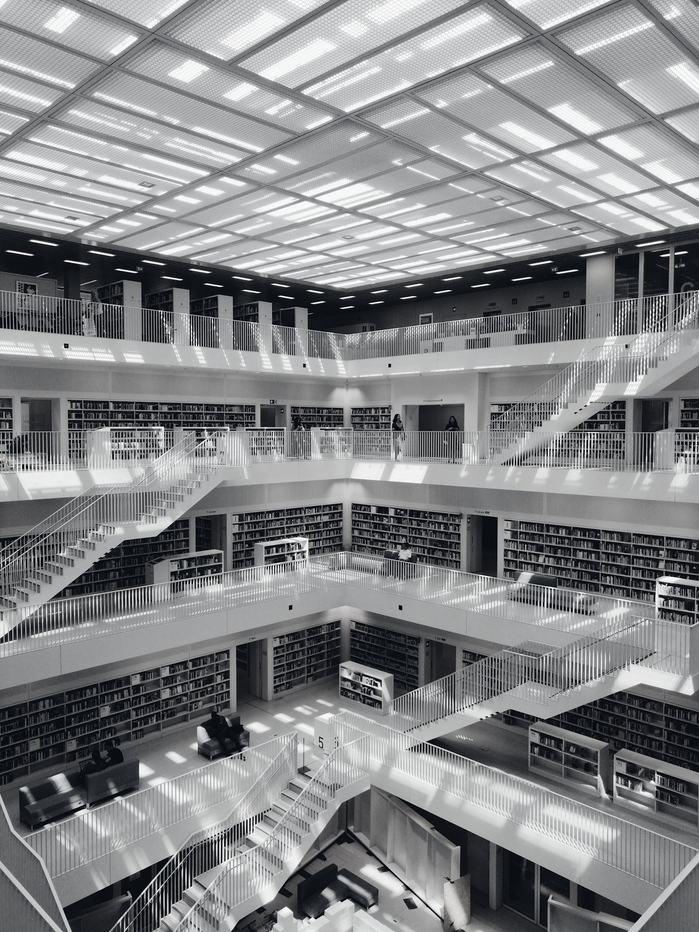 Stadtbibliothek, Stuttgart : des galeries de livres blanches autour d'un vide