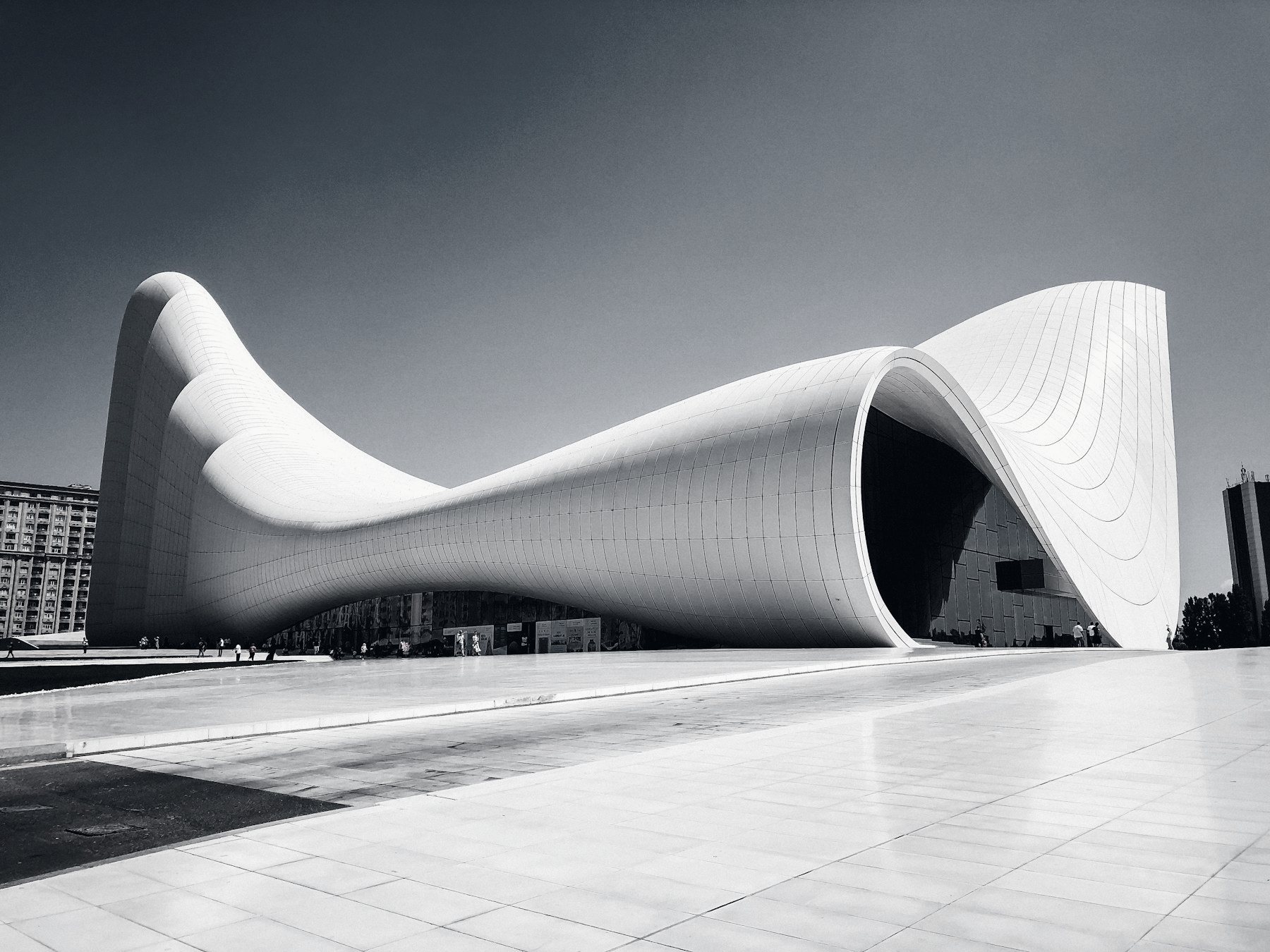 Heydar Aliyev Center, Bakou : une surface blanche qui se replie dans le sol