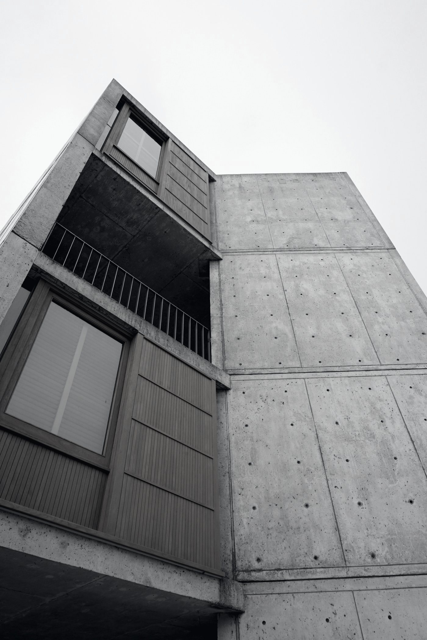 Salk Institute : une tour de béton vue d'en bas