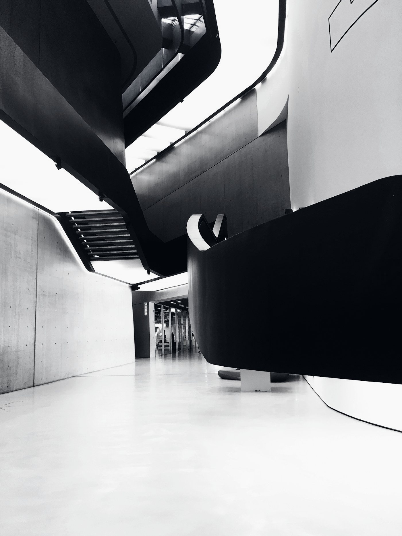 MAXXI, Rome : un escalier noir suspendu dans un vide blanc