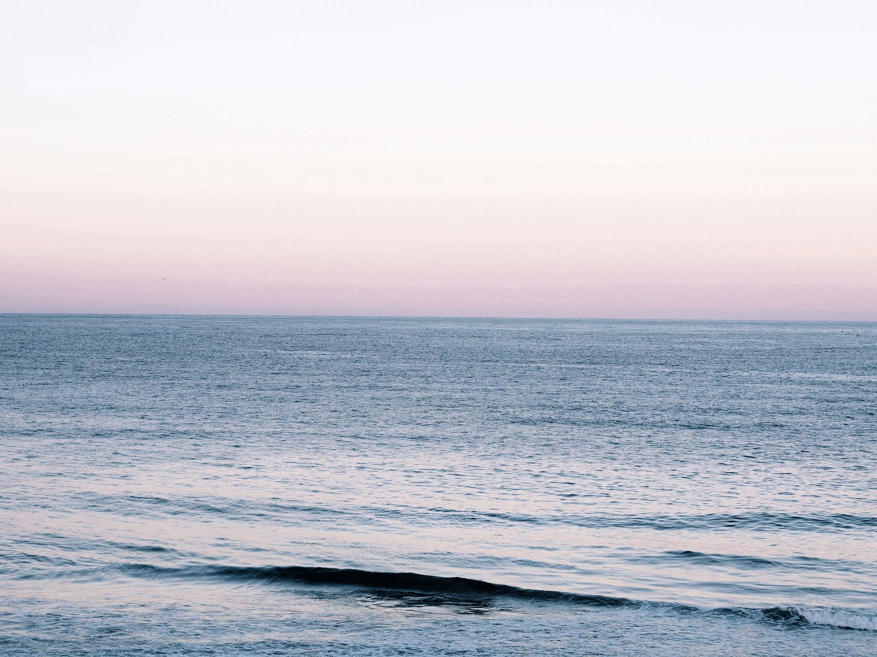 Une mer pâle, une seule vague